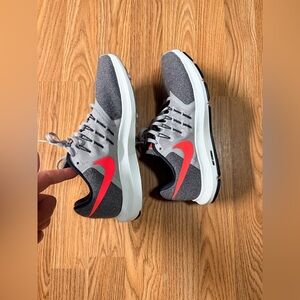 EUC *Like New* Women’s Sz 9 Nike Run Swift women's running shoes